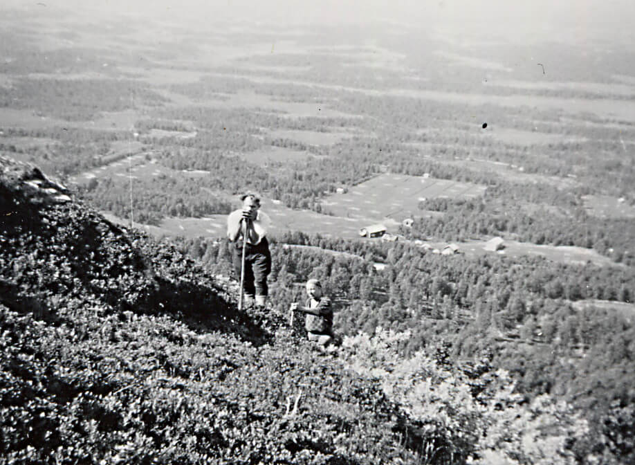 Riksskogstaxeringen startade 1927 och skapade en säker bild av tillståndet i Sveriges skogar. Taxeringslagen väjde inte för höga berg där de tog sig fram i räta linjer. Bilden togs i Jämtland 1939. SLU, Skogsbibliotekets arkiv. 